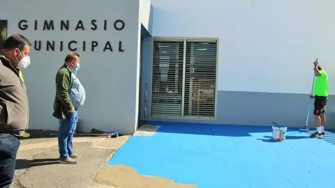 El alcalde, Mat&iacute;as Pe&ntilde;a, visita las obras de mantenimiento en el Gimnasio Municipal.