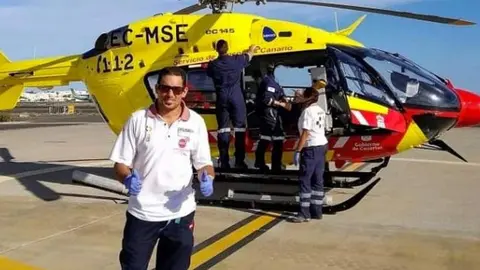 Yon&eacute; Caraballo junto al helic&oacute;ptero medicalizado