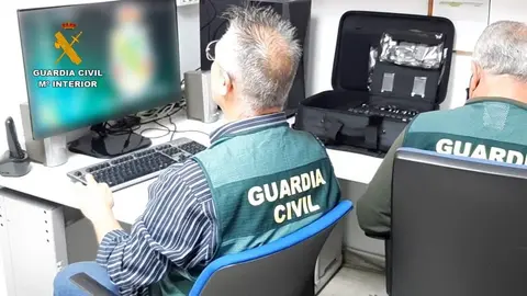 Guardia Civil en el transcurso de una investigaci&oacute;n.