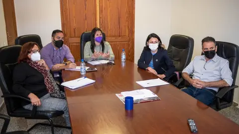 Reuni&oacute;n en la sede del Ayuntamiento de Tuineje para la puesta en marcha del proyecto del &ldquo;muro de protecci&oacute;n tipo botaola&rdquo; para el pueblo de Ginigin&aacute;mar.