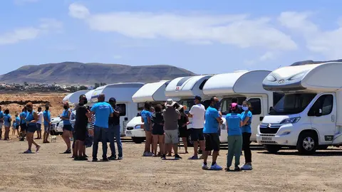 Concentraci&oacute;n de campistas y caravanistas en El Cotillo, en junio de 2021.