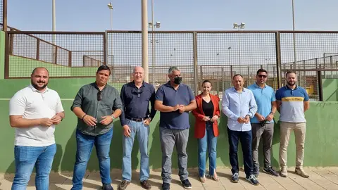Inicio de la rehabilitaci&oacute;n de las canchas deportivas en el barrio de Las Granadas.