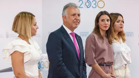 &Aacute;ngel V&iacute;ctor Torres con Irene Montero y Noem&iacute; Santana.