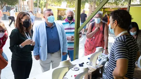 El alcalde de Antigua y la presidenta de Mafasca hablando con un artesano.