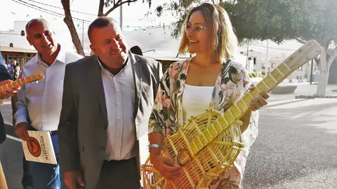 Mat&iacute;as Pe&ntilde;a y Nereida Brito, en la inauguraci&oacute;n de la Feria Insular de Artesania 2022.