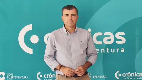 El presidente del Partido Popular de Canarias, Manuel Dom&iacute;nguez, en la redacci&oacute;n de Cr&oacute;nicas de Fuerteventura.