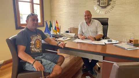 Reuni&oacute;n informativa del presidente del Cabildo, Sergio Lloret, con V&iacute;ctor Saavedra, presidente de la Asociaci&oacute;n Campista de Fuerteventura.
