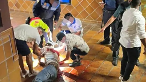 Agentes de la Polic&iacute;a Local y Guardia Civil presentes en el lugar de la agresi&oacute;n en Corralejo.