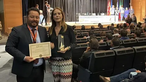 La alcaldesa de La Oliva, Pilar Gonz&aacute;lez, con el concejal de Turismo y Gastronom&iacute;a, Celino Umpi&eacute;rrez, reciben la Escoba de Oro.