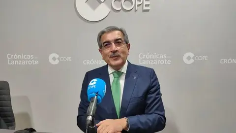 Rom&aacute;n Rodr&iacute;guez en el estudio de Cope Lanzarote.