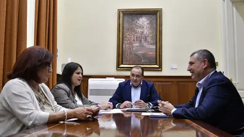 Reuni&oacute;n para abordar el tema del CAE.