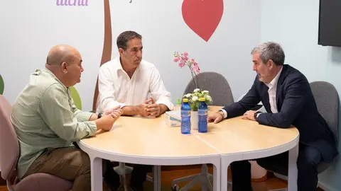Reuni&oacute;n de Fernando Clavijo con miembros de Peque&ntilde;o Valiente.