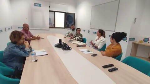 Reuni&oacute;n de Mar&iacute;a Saavedra con los responsables de Juventud de Antigua y Puerto del Rosario.