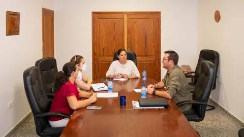 Reuni&oacute;n de Esther Hern&aacute;ndez con Adargoma Hern&aacute;ndez para evaluar los presupuestos que se llevar&aacute;n a cabo en el ejercicio 2023.