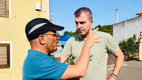El presidente del PP de Canarias, Manuel Dom&iacute;nguez, interes&aacute;ndose por la situaci&oacute;n del incendio en Tenerife.