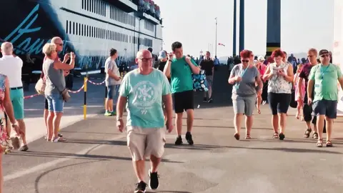 Llegada de turistas al muelle de cruceros.