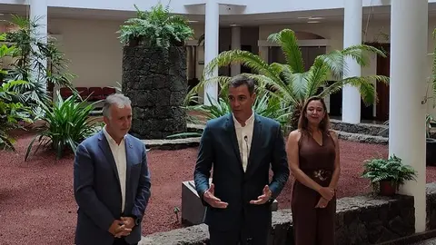 Pedro S&aacute;nchez en el Cabildo de Lanzarote, junto a Mar&iacute;a Dolores Corujo y &Aacute;ngel V&iacute;ctor Torres.