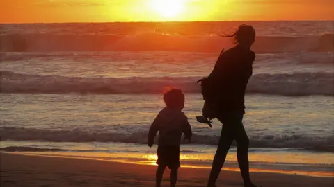 Un ni&ntilde;o y su madre en la playa, en una imagen de archivo no relacionada con los hechos.