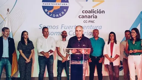 Mario Cabrera acompa&ntilde;ado de Fernando Clavijo y otros l&iacute;deres de CC, en un acto de partido.