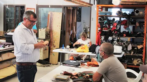 Domingo P&eacute;rez visitanto un taller de  taller de marroquiner&iacute;a en Casilla de Morales1.