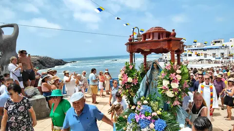 La Virgen del Buen Viaje, con el oleaje de fondo.