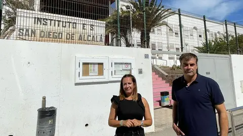 Fernando Ense&ntilde;at y Mar&iacute;a Saavedra en la puerta del IES San Diego de Alcal&aacute;.