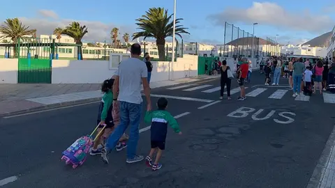 Escolares a la entrada de un colegio de Canarias.