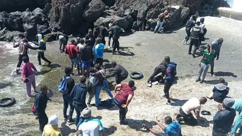 Grupo de inmigrantes llegados estos d&iacute;as a las costas canarias.