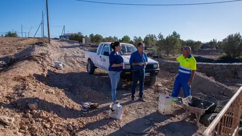 La alcaldesa, Esther Hern&aacute;ndez, visita las obras de saneamiento en Tuineje.