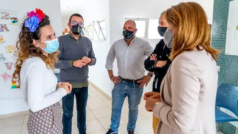 Responsables del Cabildo realizan una visita a un centro para personas con discapacidad intelectual.