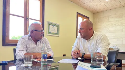 Reuni&oacute;n mantenida este lunes entre el presidente del Cabildo de Fuerteventura, Sergio Lloret, y el alcalde de Betancuria, Marcelino Cerde&ntilde;a.