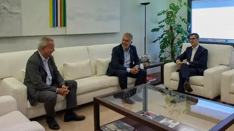 &Aacute;ngel V&iacute;ctor Torres y Sebasti&aacute;n Franquis reunidos en Madrid con F&eacute;lix Bola&ntilde;os.