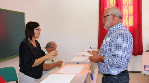 Marcelino Cerde&ntilde;a ejerciendo el voto en mayo de 2019, en una imagen difundida por su partido. - copia