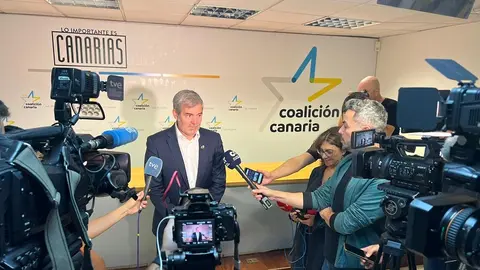 Rueda de prensa tras la presentaci&oacute;n de los avales de su candidatura.