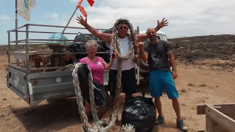 Voluntarios de Limpiaventura limpiando la costa.