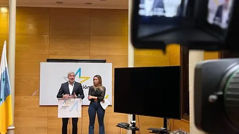 Fernando Clavijo y Mar&iacute;a Fern&aacute;ndez en una rueda de prensa.