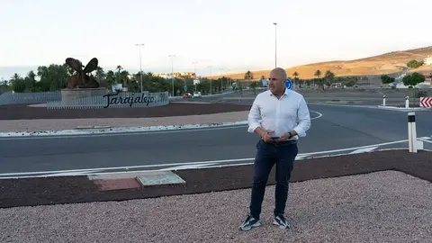 Sergio Lloret visita la FV-2 entre Tarajalejo y la Curva de La Lajita.