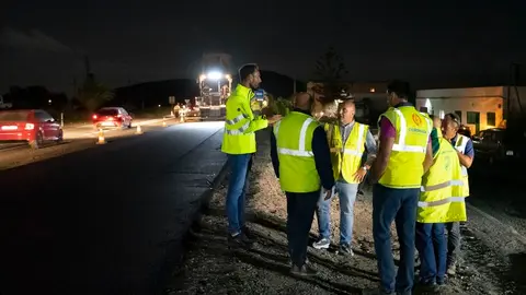 Sergio Lloret visita los trabajos de asfaltado entre El Vertedero y Llanos Pelados.
