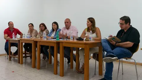 Mesa redonda de Sergio Lloret con los vecinos de Juan Gopar.