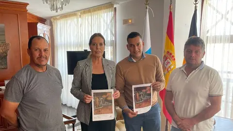 Pilar Gonz&aacute;lez reunida con miembros de la comunidad isl&aacute;mica de La Oliva.