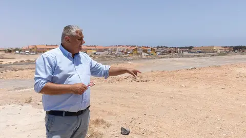 El alcalde, Juan Jim&eacute;nez, en la parcela destinada al centro de salud de El Matorral.