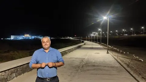 Juan Jim&eacute;nez en la obra del paseo mar&iacute;timo hacia Playa Blanca.