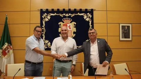 Firma del convenio para la dinamizaci&oacute;n comercial del municipio de P&aacute;jara en Navidad.