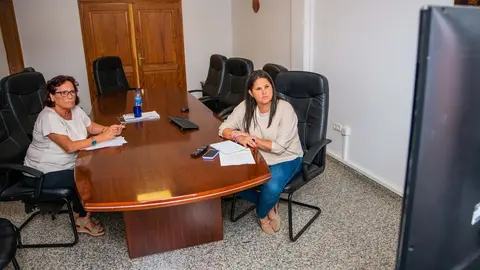 Esther Hern&aacute;ndez y Rita D&iacute;az en la videoconferencia con Costas.