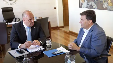 El presidente del Cabildo de Fuerteventura, Sergio Lloret, reunido con el presidente la Autoridad Portuaria de Las Palmas, Luis Ibarra.