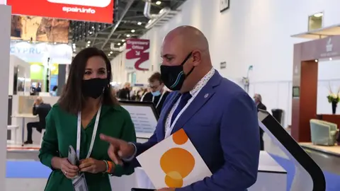 Sergio Lloret y Jessica de Le&oacute;n en una feria tur&iacute;stica.