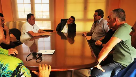 Reuni&oacute;n en el Ayuntamiento de Antigua con representantes del sector del taxi del municipio.