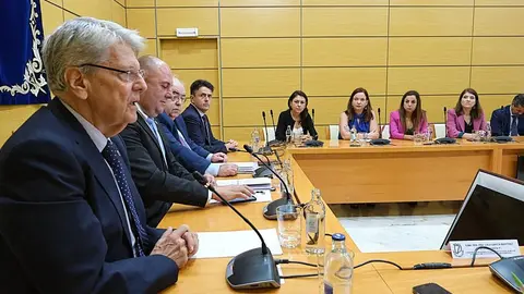El consejero de Administraciones P&uacute;blicas, Justicia y Seguridad, Julio P&eacute;rez, con responsables institucionales de Fuerteventura.