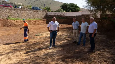 Los Servicios Insulares de Obras y Maquinarias culminar&aacute;n el recebe y compactado del espacio destinado a aparcamientos para los vecinos.