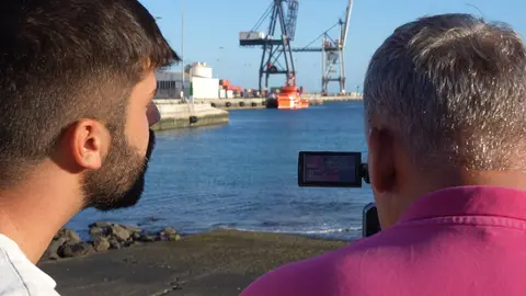 Informativos de TVC cubriendo la llegada de una patera.